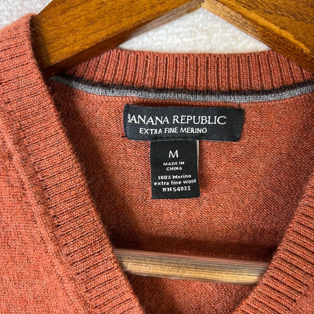 Banana Republic Extra Fine Merino Wool V-Neck Sweater Rust Orange Womens Medium - Picture 3 of 7